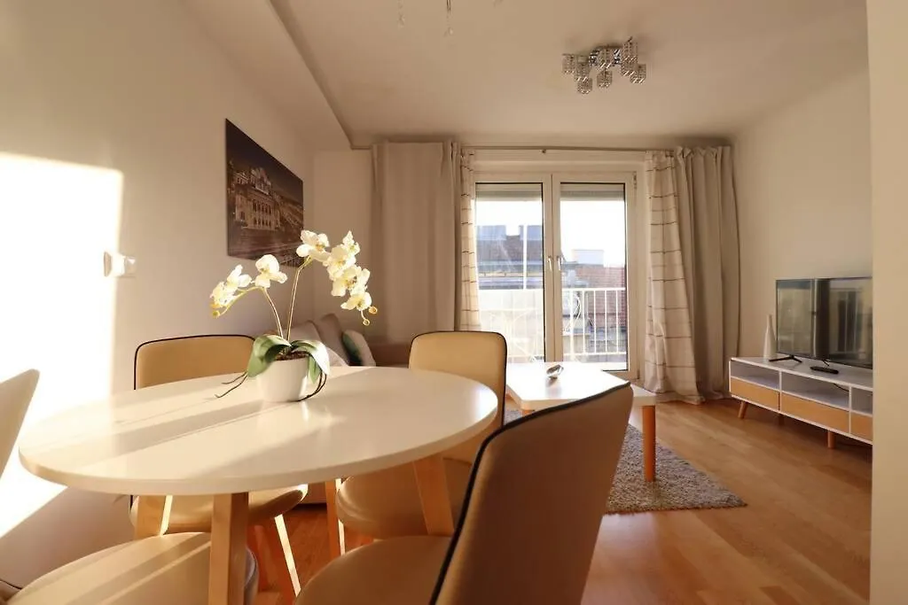 Brilliant View: Balcony Home, Modern, Stylish And Newly Renovated Wien Østrig